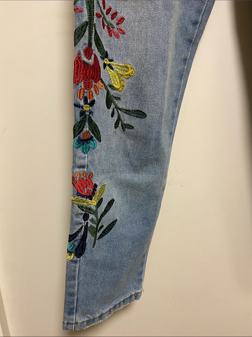 Zara Light Blue Straight-Leg Jeans with Floral Side Embroidery - Picture 4 of 14